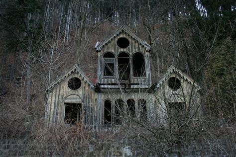 dr thedas crypt creepy  houses