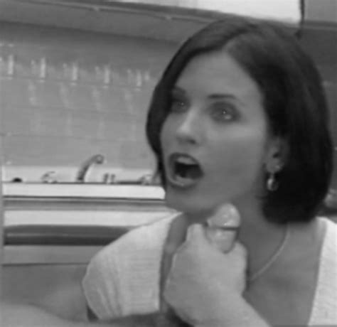 post 1699038 courteney cox fakes friends monica geller