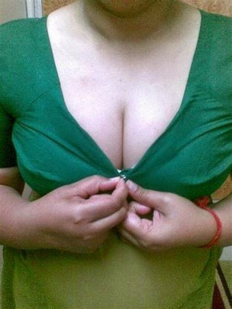 Hot Aunty In Saree Hot Cleavage Hot Indian Ladies