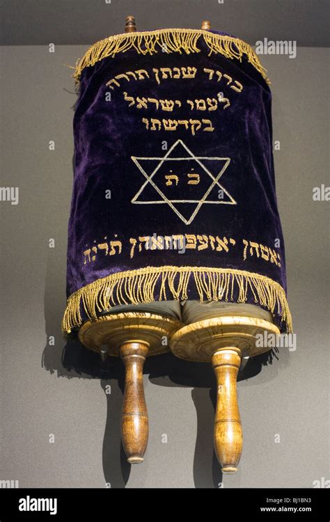 los rollos de la tora en oro  purpura los objetos ceremoniales judios fotografia de stock alamy