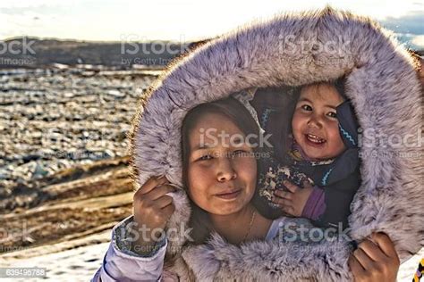 inuit ibu dan anak perempuan di pulau baffin nunavut kanada foto stok