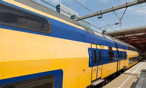 percent  dutch trains arrive  time
