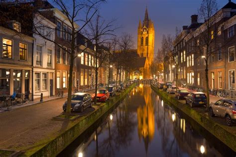 kerk  een kanaal  delft nederland wordt weerspiegeld dat stock foto image