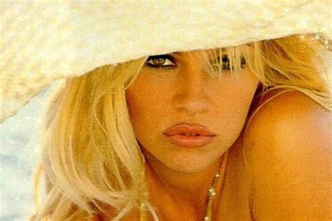 Pamela Anderson Topless Nostalgique Du Soleil De La French Riviera