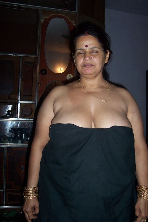 hot cleavage aunty nipple poping out from blouse housewife hd photo