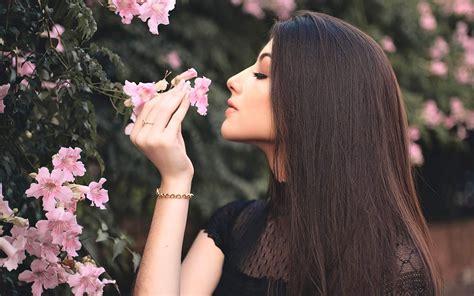 2560x1600 Attractive Beautiful Girl Smelling Flowers 2560x1600