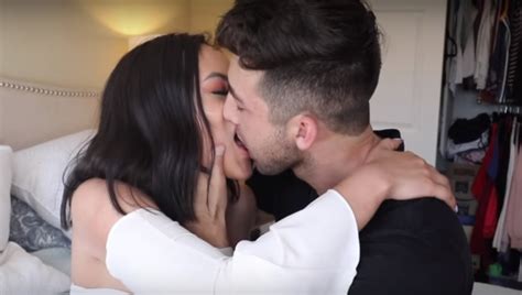 youtuber grava vídeo aos beijos calientes com a própria