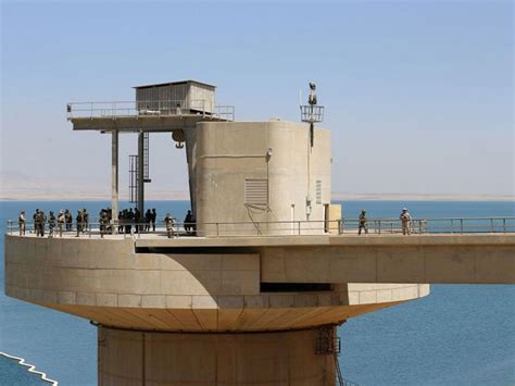 iraqs mosul dam  collapse   minute killing  million people  independent