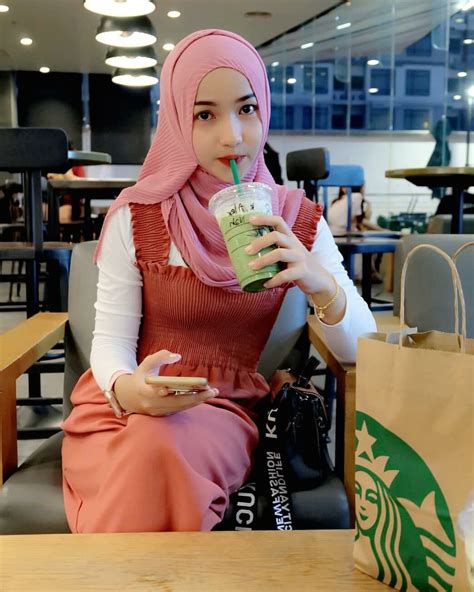 pin oleh angelgabriella di beautiful hijab di 2020 gaya