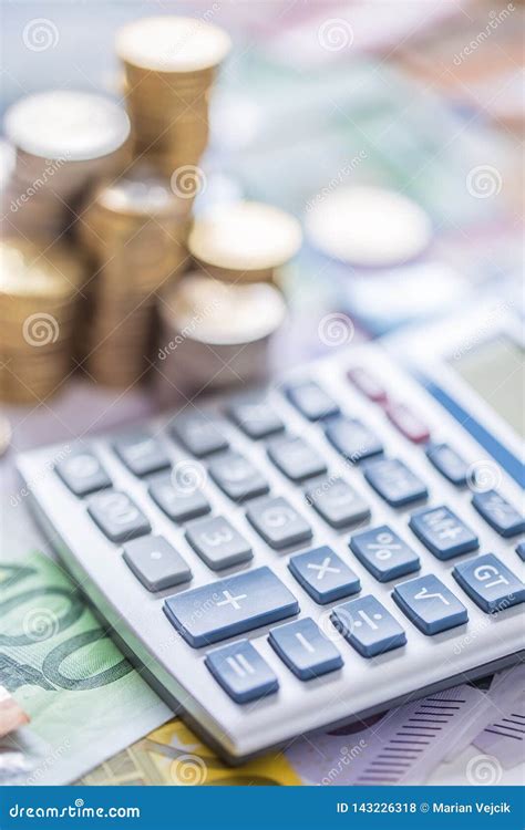 close  euro muntstukken en bankbiljetten met calculator stock foto image  achtergrond