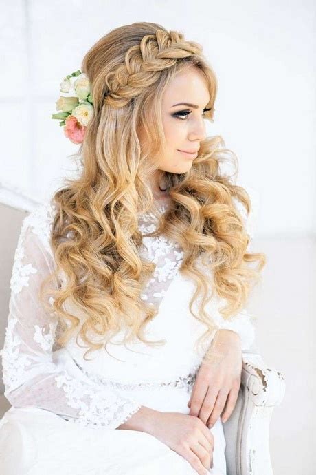 Ecco una carrellata di ispirazioni curly. Treccia con i capelli ricci