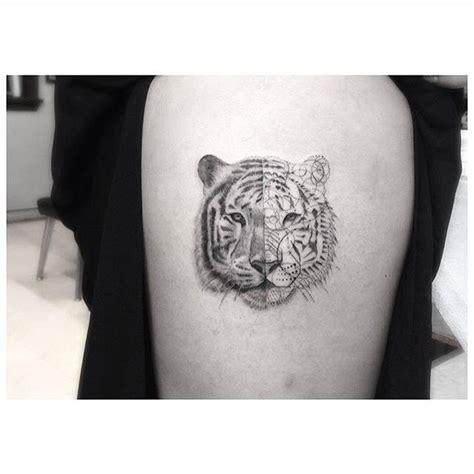 Fine Line Tiger Tattoo On The Right Upper Arm