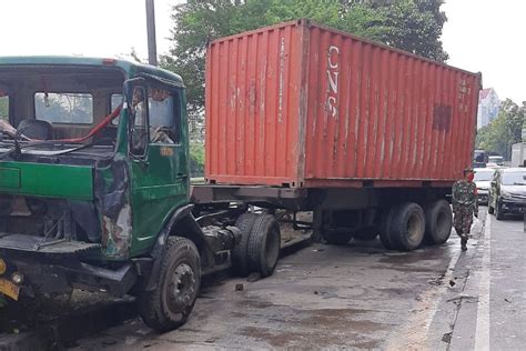 truk kontainer terbalik  jalan letjend  parman jakbar