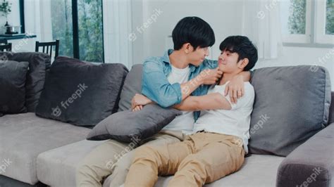 Jeune Couple Gay Asiatique Câlin Et Baiser à La Maison Fiers Lgbtq D
