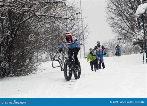 ijs biking op de heuvels redactionele foto image  cycli