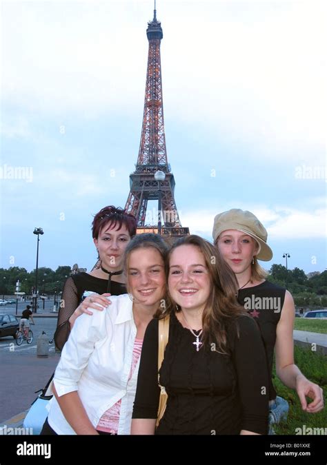 4 chicas adolescentes posando delante de la torre eiffel parís francia
