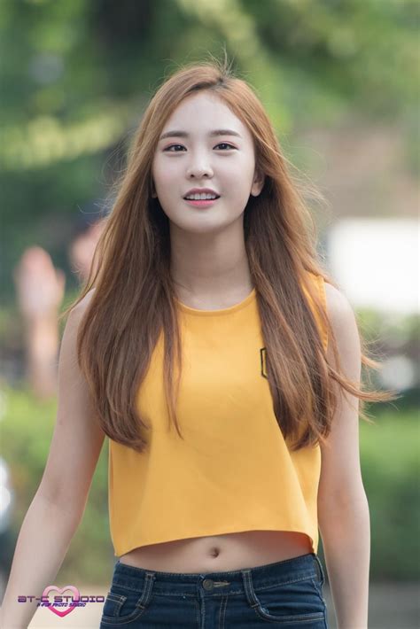 I Love Her Shirt Its So Yellow Sunshine Happiness นักแสดงหญิง