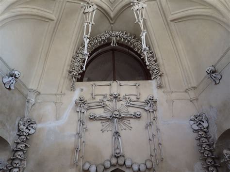 versieringen met botten  het ossuarium travel magazines ghost chair