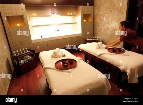oriental massage mandarin hotel  res stock photography  images alamy