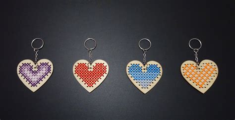portachiavi cuore blu punto a croce su base in legno etsy