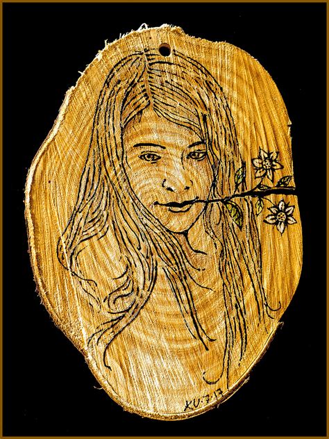 zeichnung auf holz maedchen disegno su legno ragazza foto bild