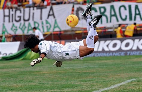 rene higuita   colombian  football goalkeeper  stood   football history