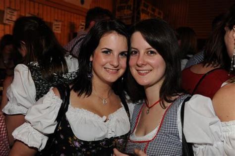 Fesche Mädels Auf Dem Volksfest