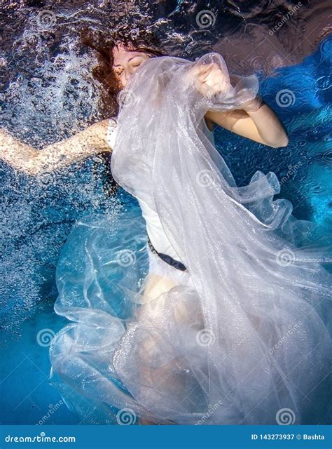 Sexy Woman Swimming Underwater Stock Images Download 14 Royalty Free