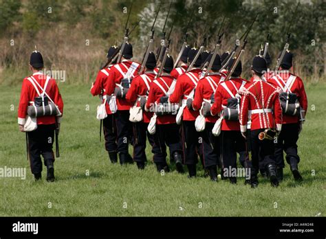 british redcoat soldiers marching redcoats stock photo alamy