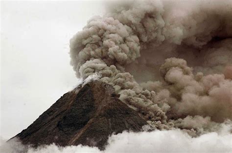 Indonesia Volcano In Pictures Mount Merapi Erupts Again