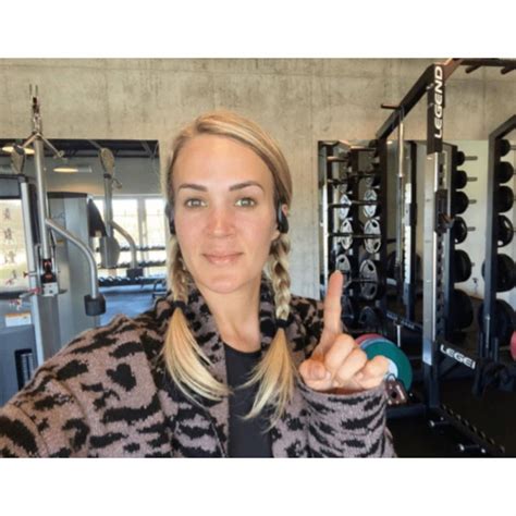 carrie underwood loves working out looks damn good too