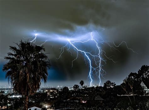 la   striking thunderstorm     breathtaking pictures