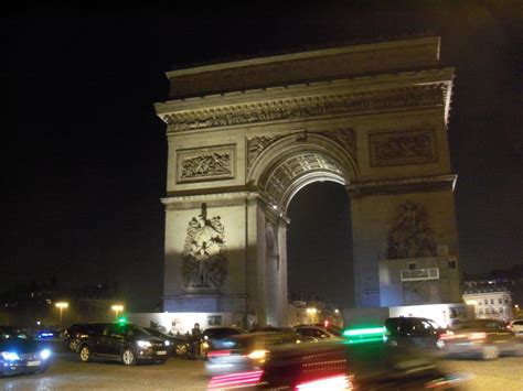 arc de triomphe night time paris