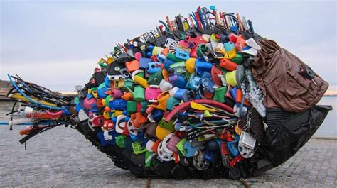 vis van plastic afval trash art environmental art sustainable art