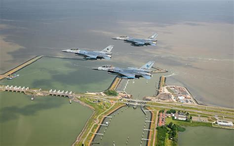 gevechtsvliegtuigen van de koninklijke luchtmacht werpen volgende week bommen af op vlieland