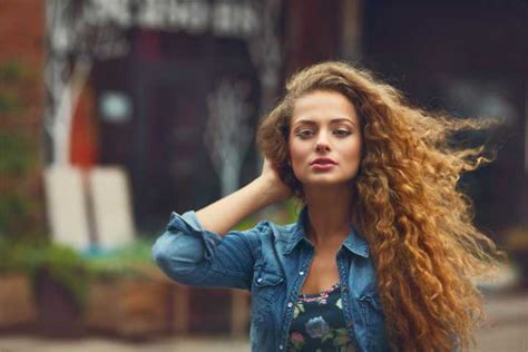 7 tutorials for styling and caring for frizzy curly hair
