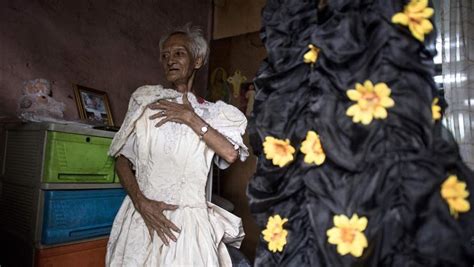 Photos Manila’s Old And Poor ‘golden Gays’ Sing For Their Supper