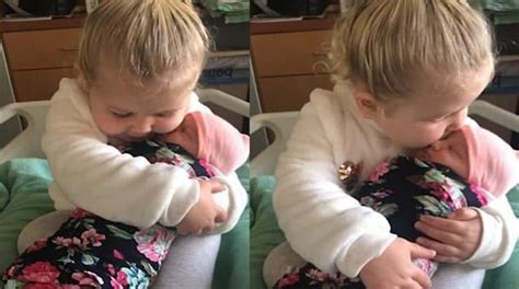 Девочка 3 лет впервые встретилась с сестрой