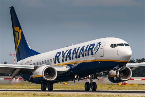 ryanair grounded  planes due  cracking