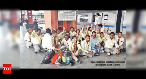 delhi metro 9 000 delhi metro staff threaten strike from june 30