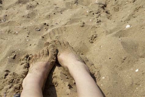 무료 이미지 손 바닷가 바다 록 피트 다리 진흙 휴일 인간의 자료 맨발 모래 속의 흔적들 스코틀랜드