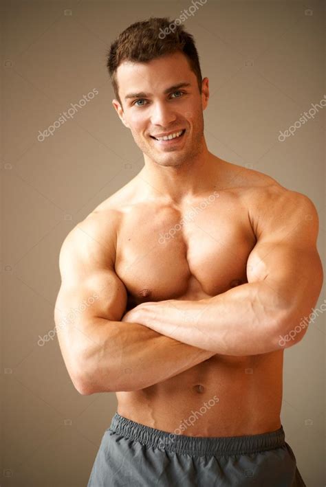 retrato de homem com braços musculosos a sorrir — fotografias de stock © dashek 11134193