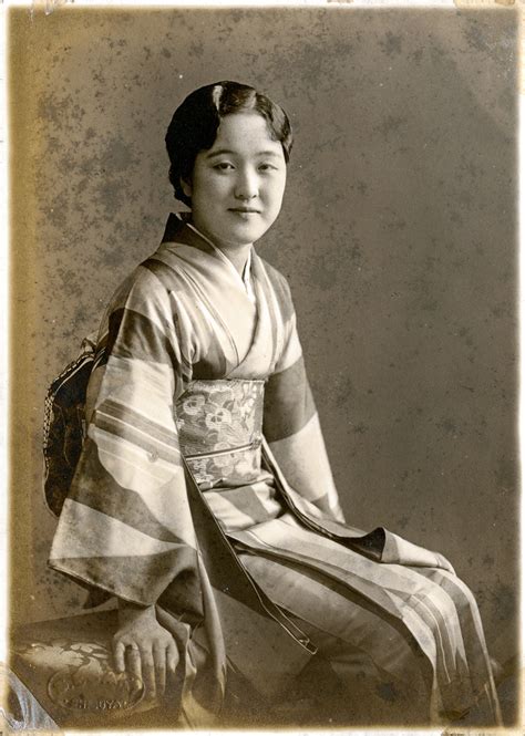 32 Vintage Portraits Of Beautiful Japanese Women Dressing