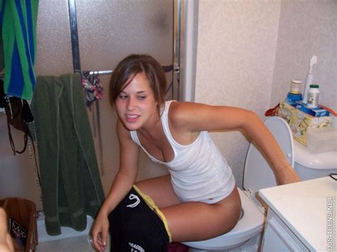 cute girls on the toilet free porn