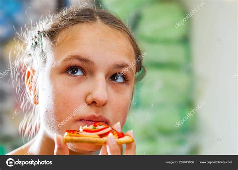 Retrato Joven Adolescente Morena Comiendo Una Rebanada Pizza