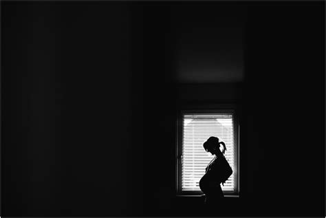 stoere zwangerschapsfotografie artistieke zwangerschapsfotoshoot thuis maternity pictures