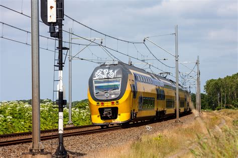 dutch trains completely powered  wind