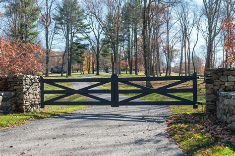 farmhouse country driveway entrance ideas