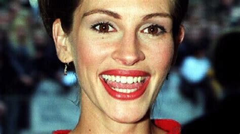 julia roberts explains infamous notting hill premiere ‘hairy pits look