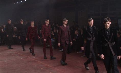 Alexander Mcqueen Reigns With Drama And Decadence At